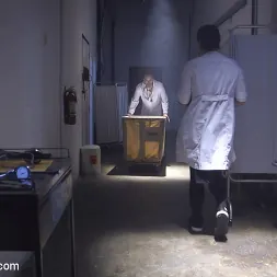 Casey Calvert en 'Kink' El policía sucio (Miniatura 5)