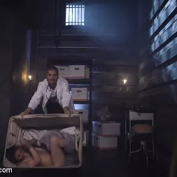 Casey Calvert en 'Kink' El policía sucio (Miniatura 15)
