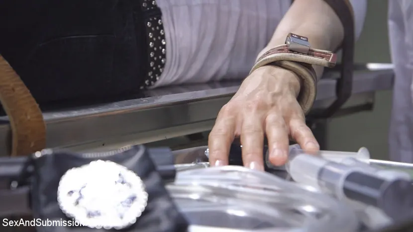 Kink 'El policía sucio' protagonizando Casey Calvert (foto 17)