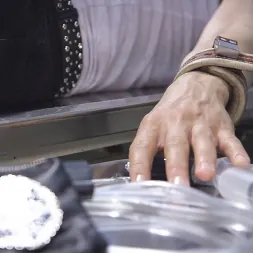 Casey Calvert en 'Kink' El policía sucio (Miniatura 17)