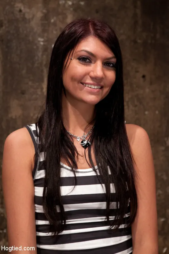 Cassandra Nix en 'Puta empapada de semen provocada, azotada y cosquilleada' from 'Kink' (foto 1) Kink 'Puta empapada de semen provocada, azotada y cosquilleada' protagonizando Cassandra Nix (foto 1)