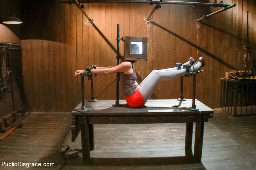 Cassandra Nix en 'Zorra dolorida se entrega a una follada anal en público' from 'Kink' (foto 1) Kink 'Zorra dolorida se entrega a una follada anal en público' protagonizando Cassandra Nix (foto 1)