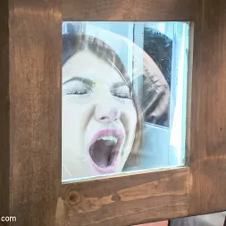 Cassandra Nix en 'Kink' Zorra dolorida se entrega a una follada anal en público (Miniatura 12)