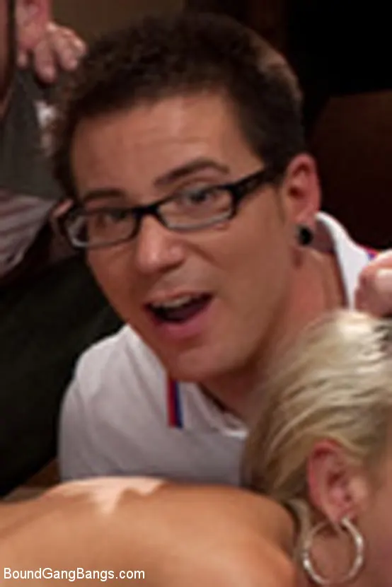 Kink 'フラットパーティー：カッサンドラニックスを彼女のファーストガンバンで主演！ 12人の男' 主演 Cassandra Nix (写真 11)