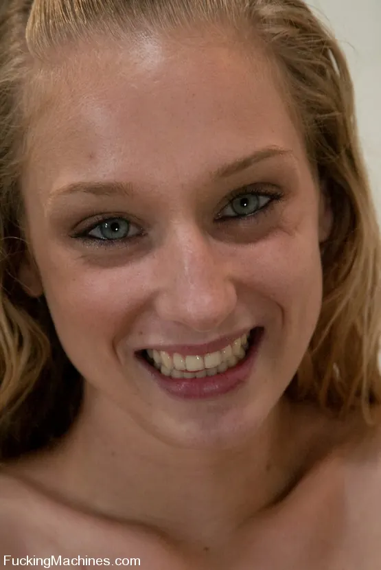 Kink 'AMATEUR GIRL FRIDAYS  -  CATRINA' 主演 Catrina Cummings (写真 2)