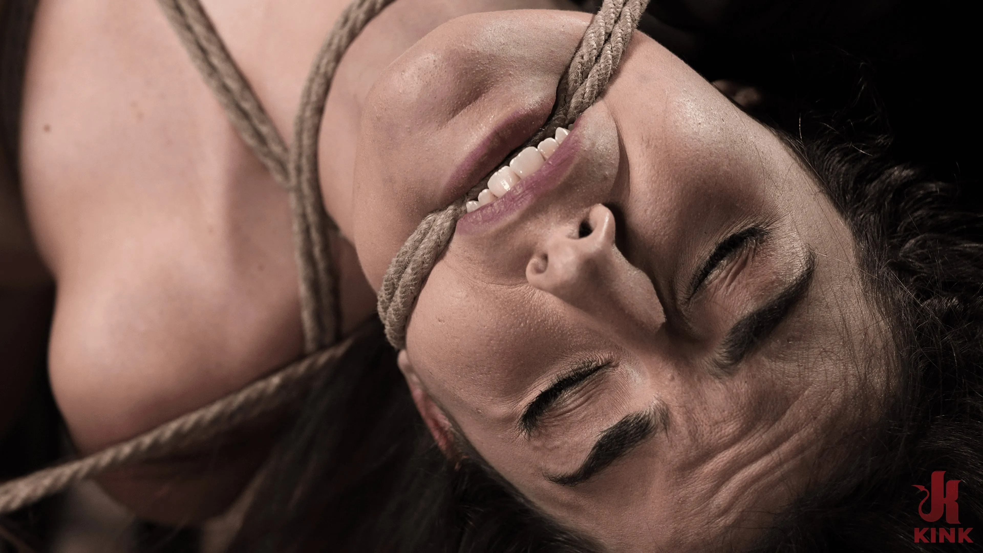 Kink 'シャネルcamryn:ロープふしだらな女は極悪非道な束縛に苦しむ' 主演 Chanel Camryn (写真 19)