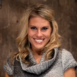 Charisma Cappelli en 'Kink' ¡La jugadora de softbol campeona estatal tiene sus enormes tetas atadas, sus pezones sujetados y su cráneo brutalmente follado! (Miniatura 1)