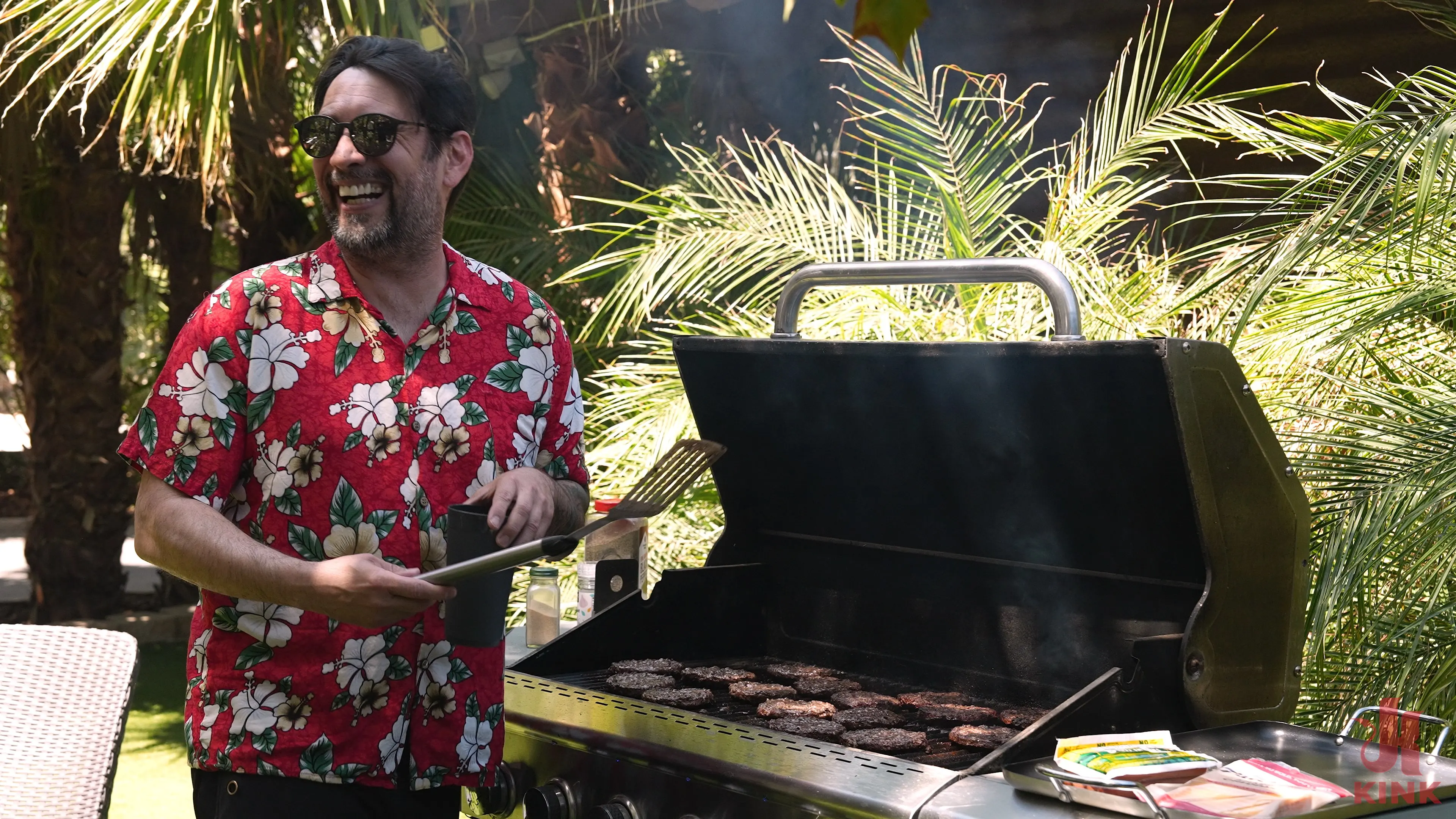 Charlie Valentine に '7月4日の公開スペクタクル' from 'Kink' (写真 1) Kink '7月4日の公開スペクタクル' 主演 Charlie Valentine (写真 1)