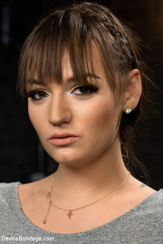 Charlotte Cross に '大きな塊のブラットはジアバルの規律を取得' from 'Kink' (写真 2) Kink '大きな塊のブラットはジアバルの規律を取得' 主演 Charlotte Cross (写真 2)