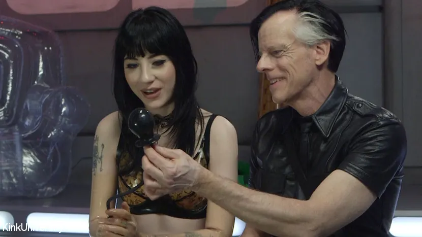 Kink 'インフレータブルディルド' 主演 Charlotte Sartre (写真 2)