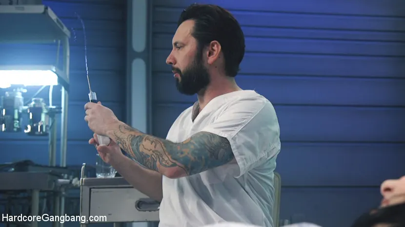 Kink 'サイコビッチギャングバン' 主演 Charlotte Sartre (写真 1)