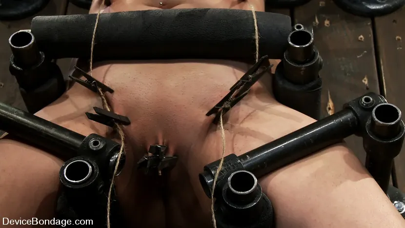 Kink 'Just hanging around, orgasmed into subspace hard!' 主演 Charlotte Vale (写真 4)