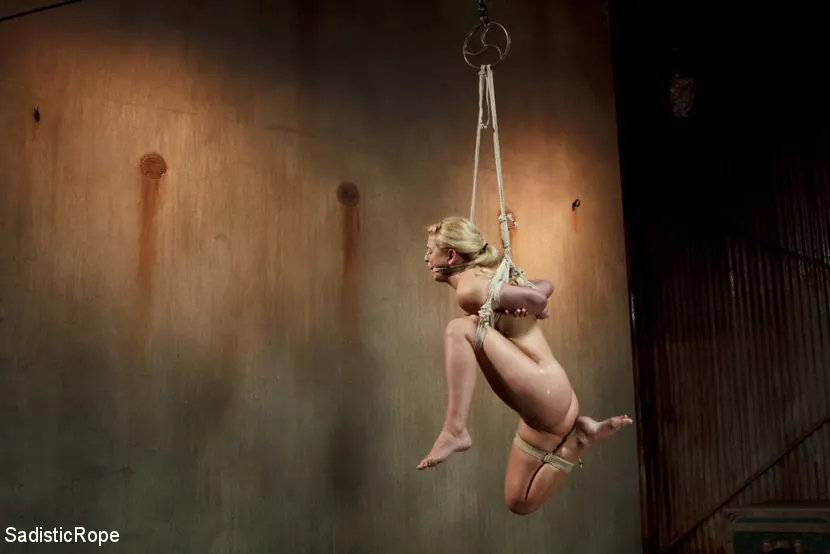 Kink '残酷なプレゼンテーションのボンデージで巨乳を持つホットブロンド' 主演 Cherie Deville (写真 1)