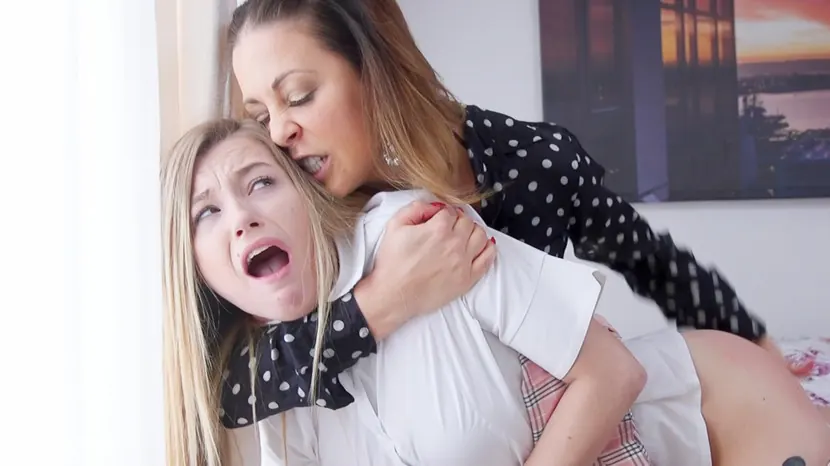 Kink 'サイコアナルステップママシェリーデビルは彼女の場所に置かれる' 主演 Cherie DeVille (写真 1)