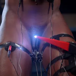 Cherry Torn en 'Kink' ¡Ana Foxxx se ríe cuando recibe una descarga eléctrica y se corre duro! (Miniatura 6)