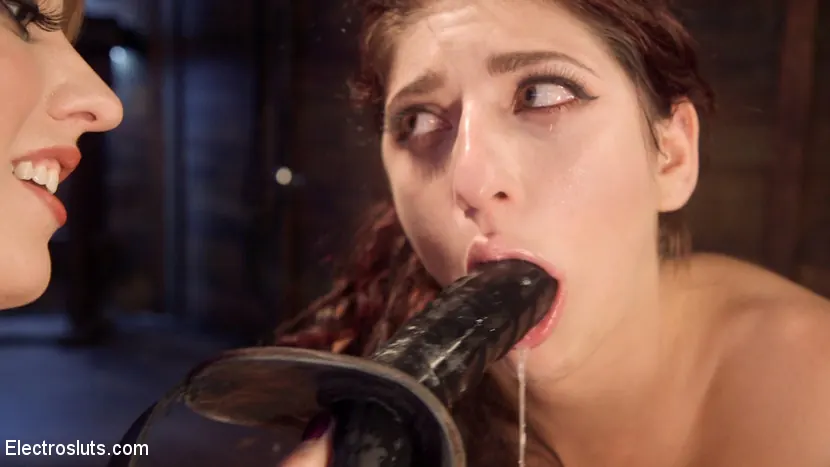 Kink 'Fucks and Hazes Electroslut Nikki Nightly!' protagonizando Cherry Torn (foto 12)