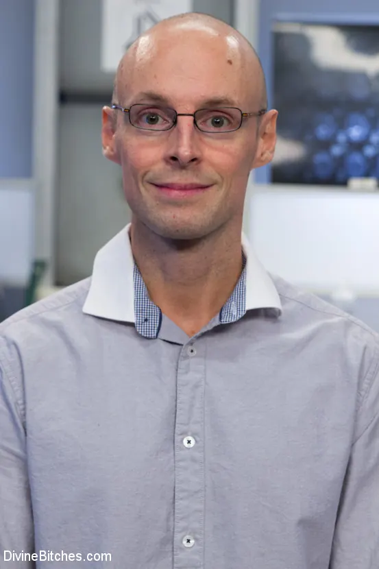 Kink 'El laboratorio FemDomme del Dr. Torn: ¡Empujada, explorada, follada y cornuda!' protagonizando Cherry Torn (foto 1)