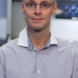 Cherry Torn en 'Kink' El laboratorio FemDomme del Dr. Torn: ¡Empujada, explorada, follada y cornuda! (Miniatura 1)