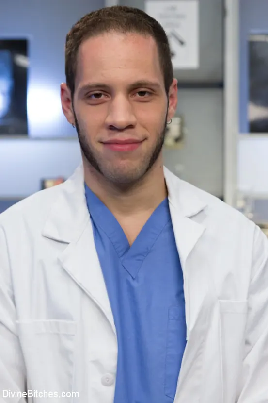 Kink 'El laboratorio FemDomme del Dr. Torn: ¡Empujada, explorada, follada y cornuda!' protagonizando Cherry Torn (foto 12)