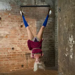 Cherry Torn en 'Kink' Mangles atados de pies y manos, cereza desgarrada (Miniatura 11)