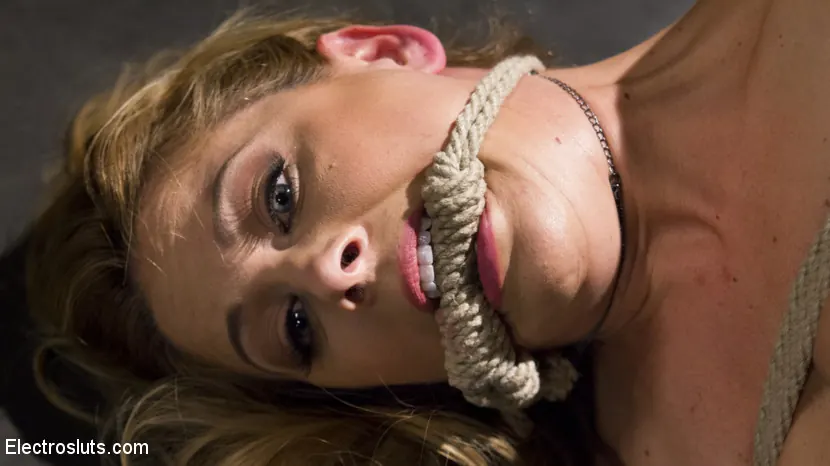 Kink 'Sexo lésbico electroconvulsivo con látex: Cherry Torn contra Cherie Deville' protagonizando Cherry Torn (foto 5)