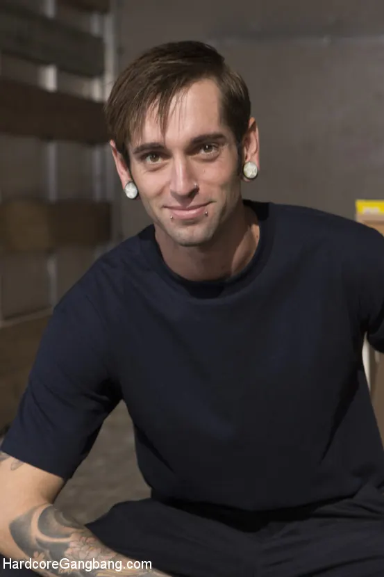 Kink 'Johnson and Pecker Moving: Empacando su caja desde 1969' protagonizando Cherry Torn (foto 1)