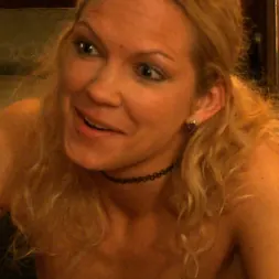 Cherry Torn en 'Kink' Maquina folladora improvisada a altas horas de la noche (Miniatura 2)