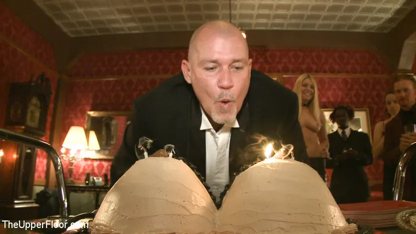 Kink 'Cumpleaños de Mark Davis' protagonizando Cherry Torn (foto 1)