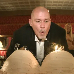 Cherry Torn en 'Kink' Cumpleaños de Mark Davis (Miniatura 1)