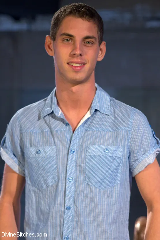 Kink 'Sólo una mujer es lo suficientemente fuerte para controlar esta joven polla' protagonizando Cherry Torn (foto 1)