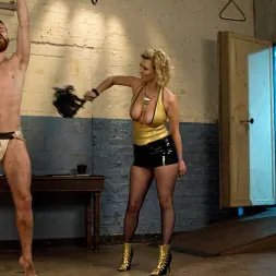 Cherry Torn en 'Kink' ¡Bonito niño esclavo humillado y clavado por la Señora Cherry Torn! (Miniatura 1)