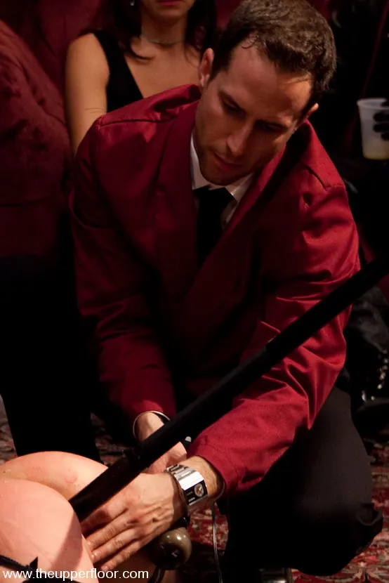 Kink 'El dilema de Torn' protagonizando Cherry Torn (foto 1)