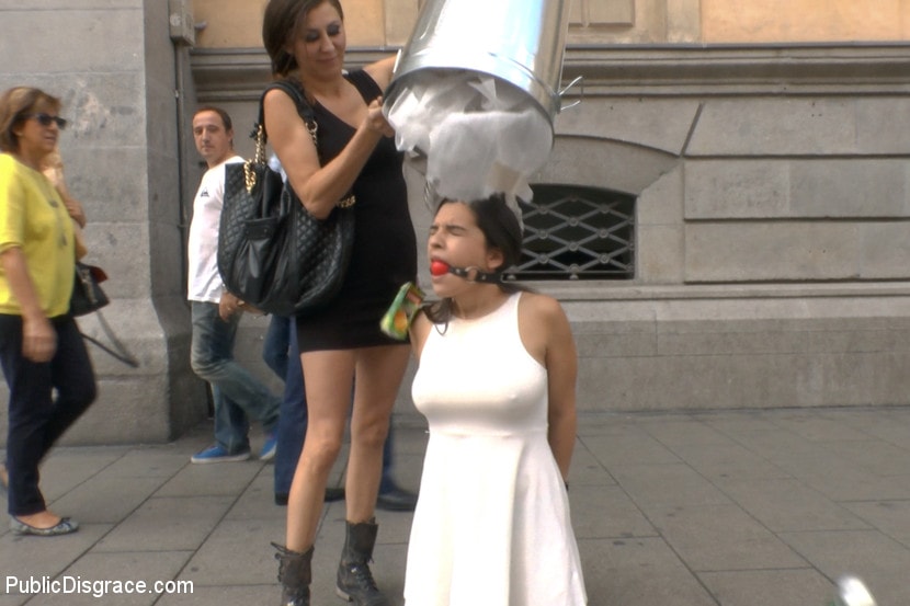 Kink 'マドリードの通りに完全に露出したセクシーなスペインの口が開いたキアラ' 主演 Chiara Diletto (写真 1)