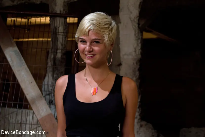 Chloe Camilla en 'Sesión clásica: atornillada al techo, abierta de par en par para el abuso Algo que no se ve todos los días' from 'Kink' (foto 2) Kink 'Sesión clásica: atornillada al techo, abierta de par en par para el abuso Algo que no se ve todos los días' protagonizando Chloe Camilla (foto 2)