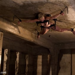 Chloe Camilla に 'Kink' クラシックシューティング：天井にボルトで留められ、広く酷使のために開かれている (サムネイル 7)