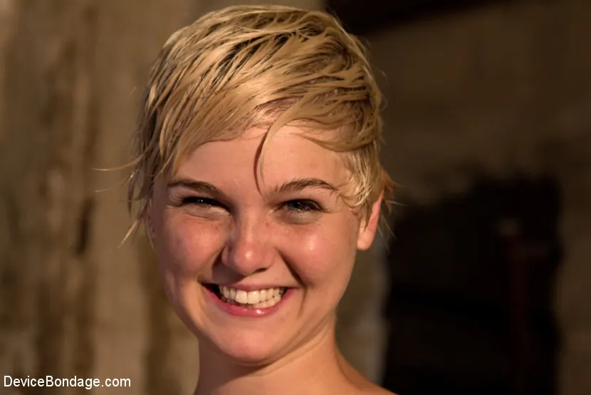 Chloe Camilla en 'Sesión clásica: atornillada al techo, abierta de par en par para el abuso Algo que no se ve todos los días' from 'Kink' (foto 8) Kink 'Sesión clásica: atornillada al techo, abierta de par en par para el abuso Algo que no se ve todos los días' protagonizando Chloe Camilla (foto 8)