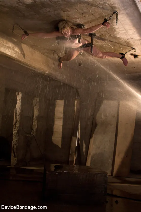 Chloe Camilla en 'Sesión clásica: atornillada al techo, abierta de par en par para el abuso Algo que no se ve todos los días' from 'Kink' (foto 11) Kink 'Sesión clásica: atornillada al techo, abierta de par en par para el abuso Algo que no se ve todos los días' protagonizando Chloe Camilla (foto 11)