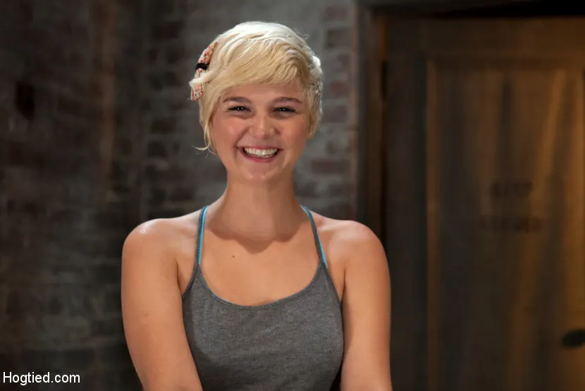 Chloe Camilla en '¡La primera vez que una rubia caliente se corre! Totalmente indefensa, atada y corriéndose tanto que duele' from 'Kink' (foto 2) Kink '¡La primera vez que una rubia caliente se corre! Totalmente indefensa, atada y corriéndose tanto que duele' protagonizando Chloe Camilla (foto 2)