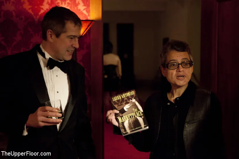 Chloe Camilla en 'Firma de libros en el Marketplace' from 'Kink' (foto 1) Kink 'Firma de libros en el Marketplace' protagonizando Chloe Camilla (foto 1)