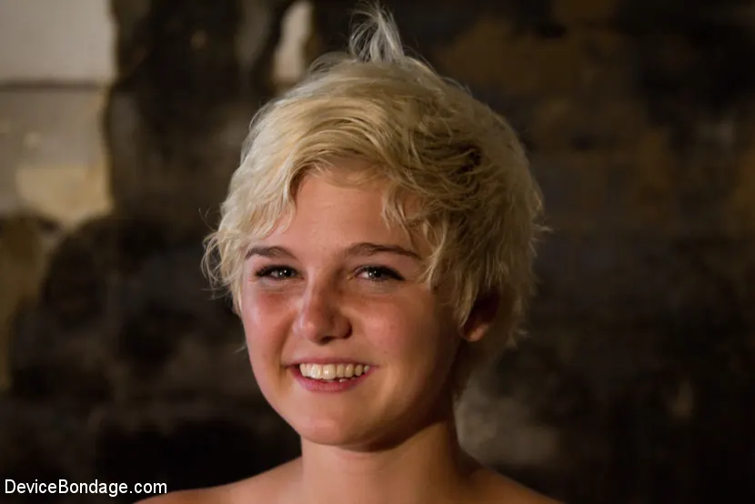 Chloe Camilla en 'Cuanto más dulces parecen, más divertidos son encadenados a una caja' from 'Kink' (foto 8) Kink 'Cuanto más dulces parecen, más divertidos son encadenados a una caja' protagonizando Chloe Camilla (foto 8)