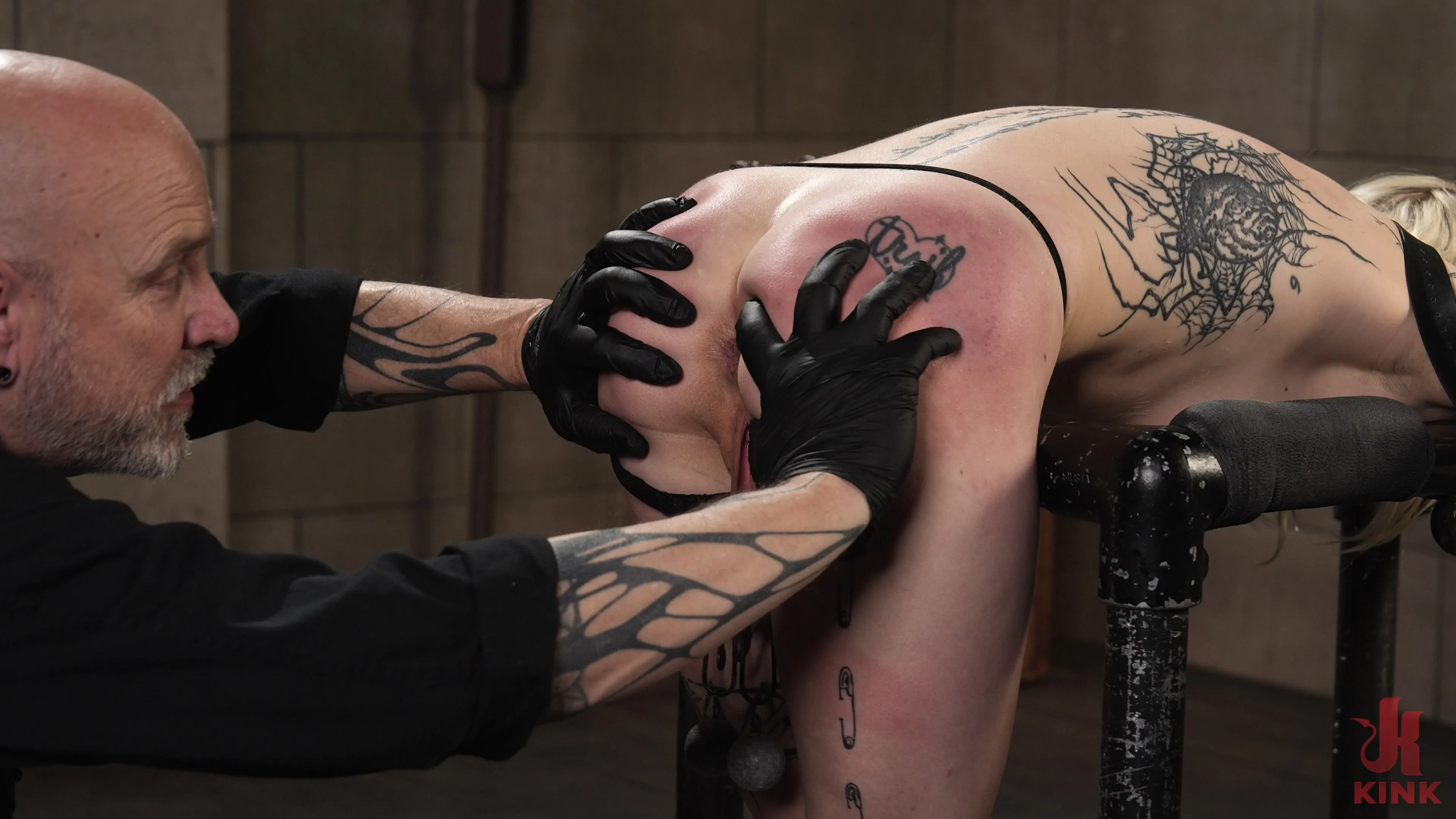 Chuck Faerie に 'ドキドキと音が鳴り響いた' from 'Kink' (写真 8) Kink 'ドキドキと音が鳴り響いた' 主演 Chuck Faerie (写真 8)