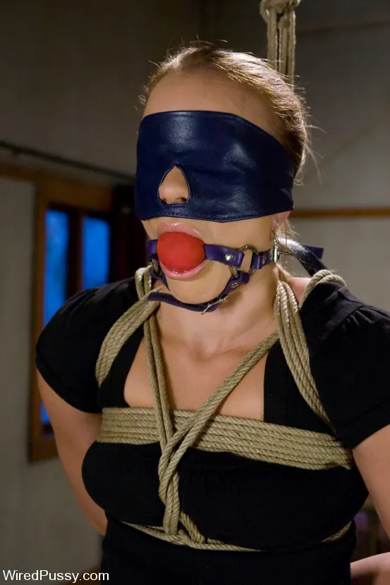 Kink 'Kirra submits' starring Claire Adams (Photo 2)