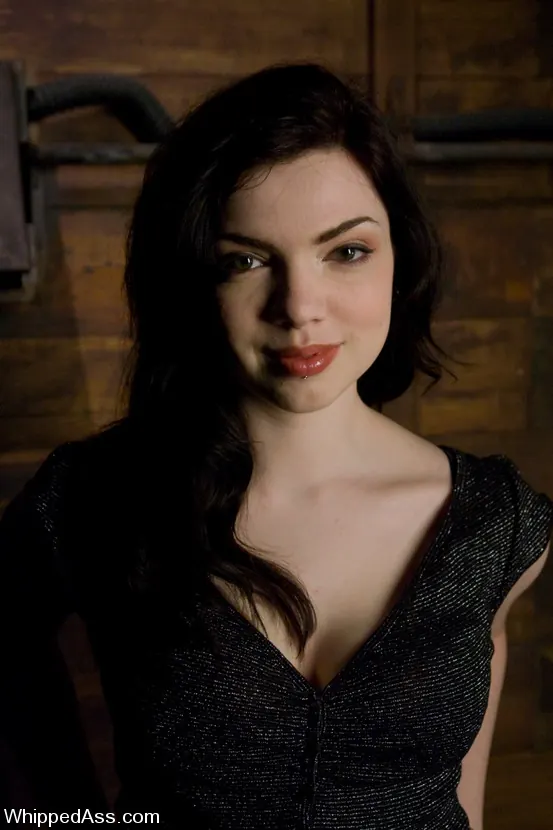 Kink 'ニコチン' 主演 Claire Adams (写真 1)