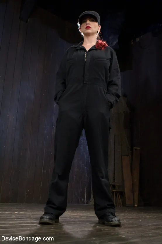 Kink 'Conflicto - Claire Robbins' protagonizando Claire Robbins (foto 1)