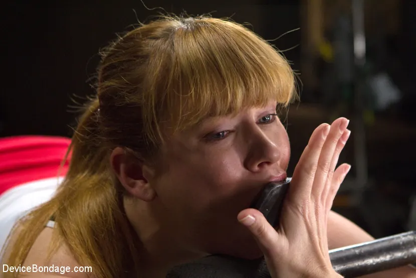 Kink 'Conflicto - Claire Robbins' protagonizando Claire Robbins (foto 18)