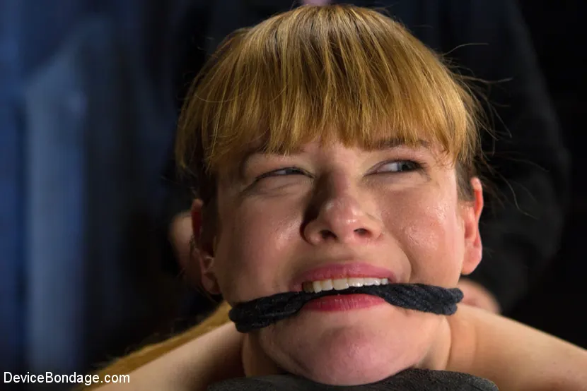 Kink 'Conflicto - Claire Robbins' protagonizando Claire Robbins (foto 21)