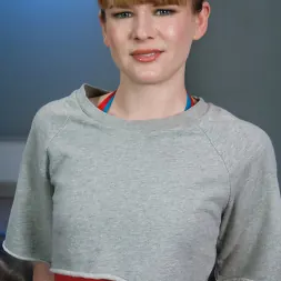 Claire Robbins en 'Kink' A la ardiente Ginger le encantan las máquinas de follar en su coño y su culo (Miniatura 13)