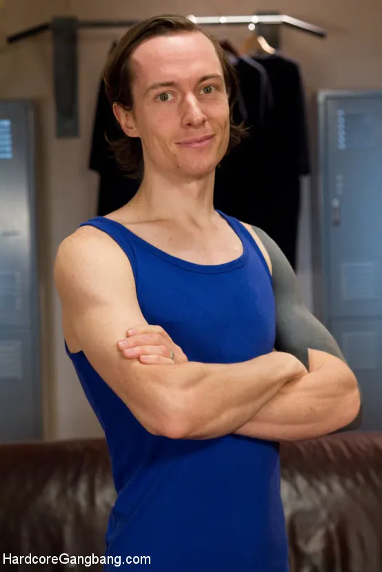 Claire Robbins en 'Cinco atletas sudorosos derrotan a una hermosa zorra con un gran trasero' from 'Kink' (foto 1) Kink 'Cinco atletas sudorosos derrotan a una hermosa zorra con un gran trasero' protagonizando Claire Robbins (foto 1)