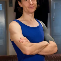 Claire Robbins en 'Kink' Cinco atletas sudorosos derrotan a una hermosa zorra con un gran trasero (Miniatura 1)