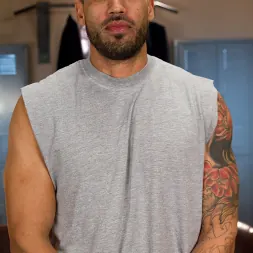 Claire Robbins en 'Kink' Cinco atletas sudorosos derrotan a una hermosa zorra con un gran trasero (Miniatura 17)